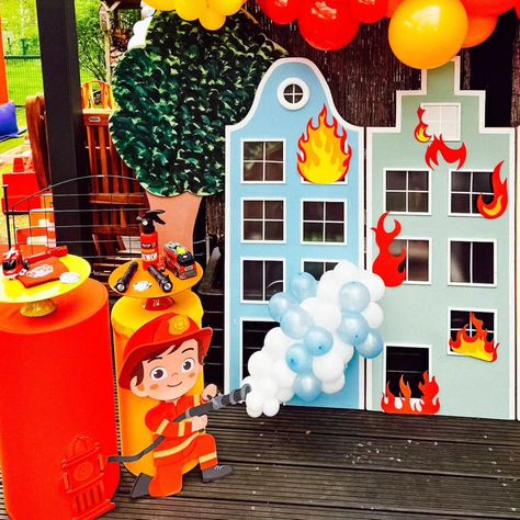 Die niedlichsten kleinen Feuerwehrmänner 👨‍🚒🧑‍🚒🔥🔥🔥 Firefighter Birthday Party Decorations, Fire Engine Birthday Party, Firefighter Birthday Party, Fire Engine Birthday, Bday Decor, Fireman Party, Fire Truck Party, Fireman Birthday, Firefighter Birthday