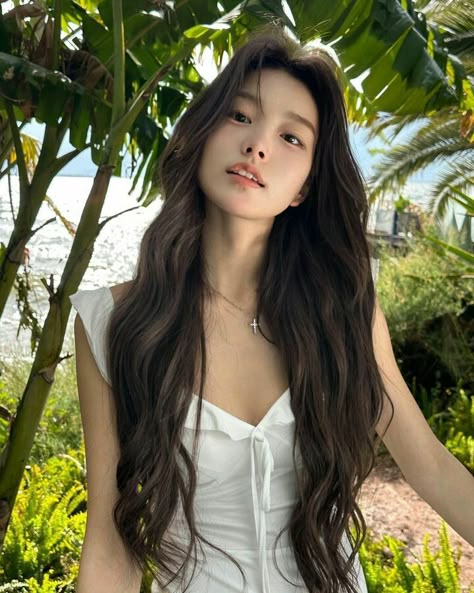 Brown Hair Asian Girl, Brown Hair Korean, Curly Asian Hair, Makeup Clothes, Selfie Ideas Instagram, Long Wavy Hair, Brunette Girl, Island Girl, Pretty Selfies