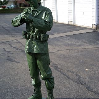 Make a Toy Soldier Halloween Costume for less than $50 (Or cheaper!) Soldier Halloween Costume, Army Men Costume, Toy Soldier Costume, Soldier Costume, Green Army Men, Costume Works, Halloween Costume Contest, Halloween Costumes Makeup, Mens Halloween Costumes