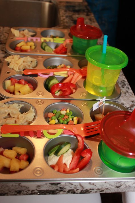 Perfect toddler friendly party meal. Daycare Cafeteria Ideas, Daycare Eating Area Ideas, Inhome Daycare Setup Ideas, Basement Daycare, Daycare Kitchen, Home Daycare Setup, Inhome Daycare, Creche Ideas, Family Meals Kids