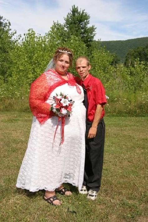 Worst Wedding Photos, Wedding Photo Fails, Ugly Wedding, Weird Wedding Dress, Ugly Wedding Dress, Tacky Wedding, Worst Wedding Dress, Awkward Wedding Photos, Recipes Skillet