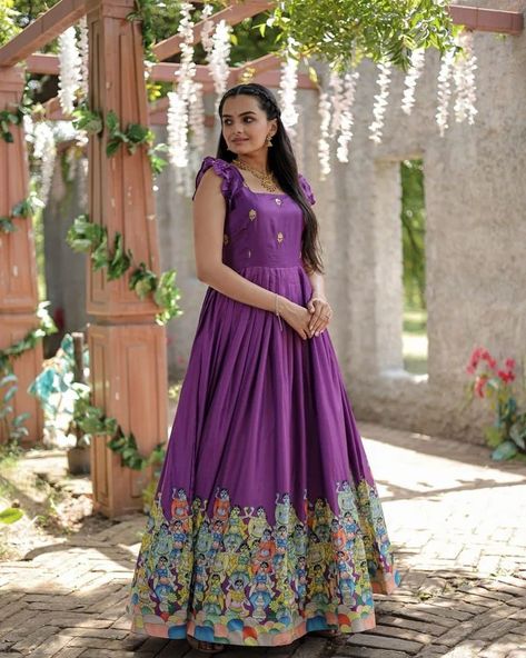 *LW-9151* GOWN :-👇🏻 FABRIC & WORK :- Dola silk With Rich Designer Print SIZE :- M(38''),L(40''),XL(42''),XXL(44'') LENGTH :- 56 INCH FLAIR :- 3.5 MTR LINING :- Cotton (Full Inner Top To Bottom) SLEEVES TYPE :- Sleevesless NECK TYPE :- Fancy Square Neck STITCHING TYPE :- Frill Stitch Colour :- 4 (Pink,Green,Wine,Lovender) PACKAGE CONTAIN :- Gown WEIGHT :-0.550 KG 👉🏻 *RATE:- 499/-₹* Long Gown Dress From Saree, Long Frocks Indian Designer Dresses, Long Frocks Indian, Party Wear Dresses Indian, Long Frocks For Women, Frock Designs For Women, Indian Frocks, Long Frocks For Girls, Simple Frock Design