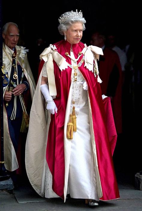 Royal Robes The Queen, Ratu Elizabeth, Queen Elizabeth Photos, Royal Pictures, Royal Monarchy, The Queen Of England, Queens Jubilee, Royal Women, Rule Britannia