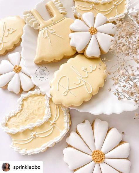 Lindsay & Christian on Instagram: "Beautiful set 😍💚🌲 Posted @withregram • @sprinkledbz Yellow is the color of Spring 💛 . . . . . #cookiesofinstagram #sugarcookies #sugarcookiesofinstagram #cookies #royalicing #belize #belizefood #bakersofinstagram #bakersgonnabake #springcookies #cakecookies #flowercookies #floralcookies #foodies #hellospring #sprinkledbz" Belize Food, Flower Sugar Cookies, Daisy Baby Shower, Bakers Gonna Bake, Baby Shower Yellow, Spring Cookies, Yellow Baby, Flower Cookies, Baby Shower Cookies