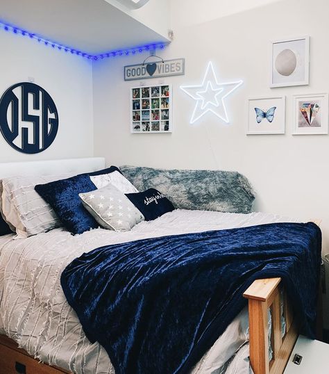 Bedroom decor Navy blue with led lights 💙 𝐅𝐨𝐥𝐥𝐨𝐰 @kayxo36 𝐟𝐨𝐫 𝐦𝐨𝐫𝐞 Grey And Blue Dorm Room Ideas, Navy Dorm, Blue Dorm Room, Dorm Room Paintings, College Bedroom Decor, Blue Dorm, Blue Room Decor, College Bedroom, College Living