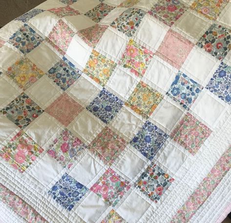 Floral Patchwork Quilt, Aesthetic Quilt Patterns, Liberty Fabric Quilt, Vintage Patchwork Quilt, Cottage Core Quilt, Quilting Ideas Patterns, Free Vintage Quilt Patterns, Quilt Bedroom Decor Ideas, Aesthetic Quilts