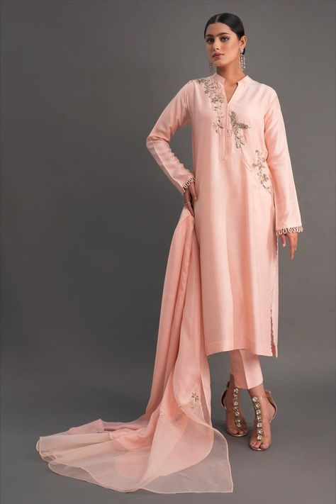 FESTIVE OUTFITS FOR WOMEN BY HM LONDON Peach Outfit, Peach Clothes, Fashion Newsletter, Cotton Kurti Designs, A Fairy Tale, Pakistani Dress Design, Silk Dupatta, Stylish Dress Designs, Mom Dress