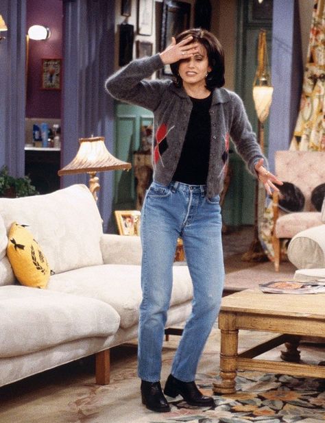 Friends Outfits 90s, Monica Geller Outfits, Look 80s, 90’s Outfits, 90s Inspired Outfits, Mom Jeans Outfit, Monica Geller, Tv Show Outfits, Outfit 90s