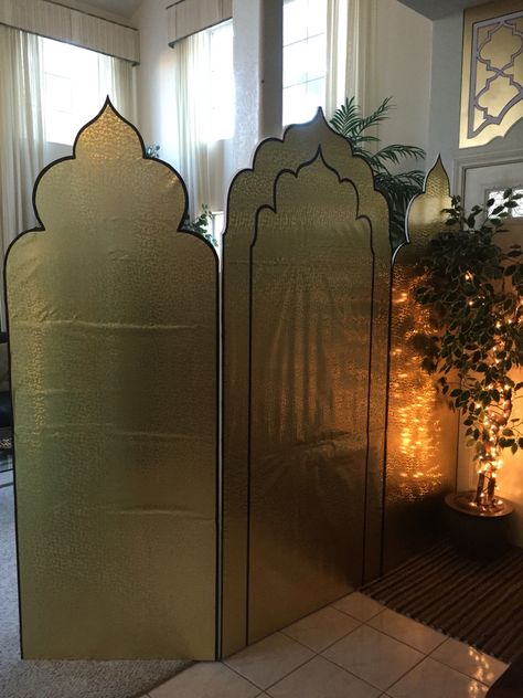 Andrea's Arabian Nights: My own props: gold wrapping paper screens. Still in progress Arabian Nights Party Backdrop, Arabian Nights Photo Booth, Arabic Theme Party, Arabian Nights Party Decorations, Arabian Night Theme, Aladdin Play, Arabian Nights Prom, Prop Idea, Moroccan Theme Party