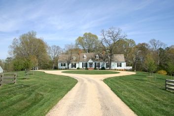 Great driveway, but make 2 lanes wide and take out the center grass patch Long Driveway Landscaping, Impression Landscape, Landscape Driveway, Circle Driveway Landscaping, Circle Driveway, Driveway Entrance Landscaping, Long Driveway, Farm Entrance, Landscaping Design Ideas