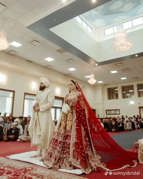 Sikh Wedding Dress, Best Indian Wedding Dresses, Sikh Bride, Anand Karaj, Indian Wedding Poses, Latest Bridal Lehenga, Couple Wedding Dress, Indian Bridal Photos, Wedding Lehenga Designs