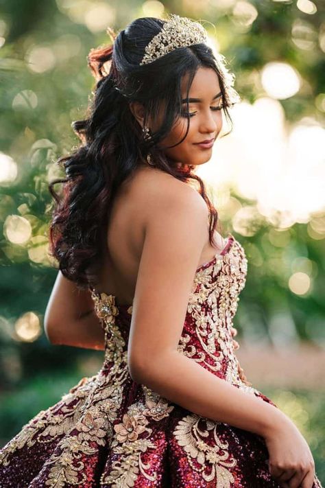 Garden Quinceanera Photoshoot, Quinceneara Photo Shoot, Quinceanera Portraits Photo Ideas, Quince Photo Shoot Ideas, Quince Poses Photo Shoots Outside, Quince Portraits Picture Ideas, Quince Photoshoot Poses, Quinceñera Picture Ideas, Quince Poses Photo Shoots Picture Ideas