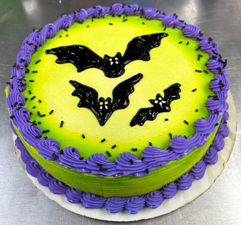 Cute Halloween Cakes Simple, Round Halloween Cakes, Valentine Cakes Ideas, Halloween Cakes Birthday, Dq Cakes Designs, Easy Halloween Cake Decorating, Cool Cake Ideas, Halloween Theme Cake, Fiesta Cakes