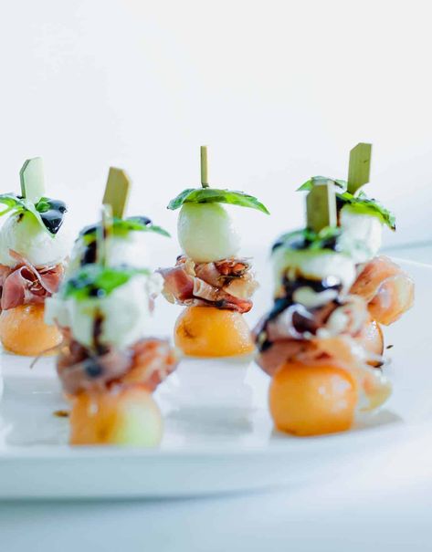 Melon Mozzarella Prosciutto Skewers, Melon And Prosciutto Skewers, Melon Prosciutto Appetizer, Cantaloupe Prosciutto Skewers, Melon Prosciutto Skewers, High End Appetizers, Chic Appetizers, Melon And Proscuitto, Balsalmic Glaze