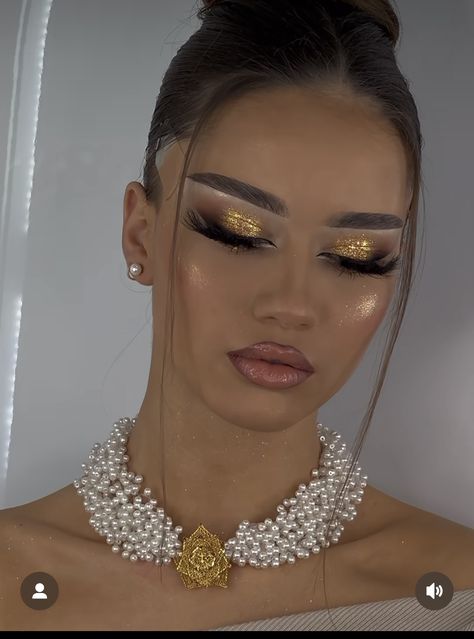 Makeup Looks Gold Dress, Gold Diamond Makeup Looks, Gold And White Eyeshadow, New Year Glam Makeup, Elegant Gold Makeup, Gold Brown Makeup Looks, Gold Prom Aesthetic, Gold Birthday Makeup, Gold Rhinestone Makeup