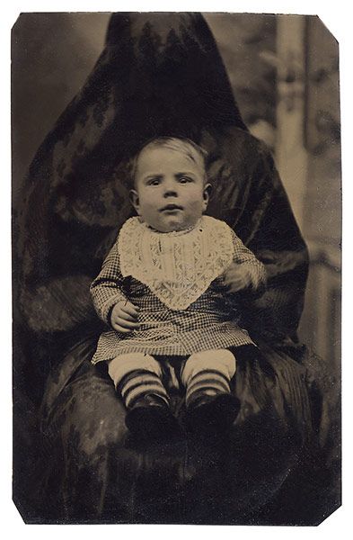 Victorian mothers wanting a portrait of their children had to disguise themselves as chairs, couches and curtains to hold them still – Linda Fregni Nagler, The Hidden Mother Victorian Photography, Mother Photos, Creepy Photos, Invisible Woman, Victorian Photos, Family Photo Album, Baby Portraits, Vintage Portraits, Mother And Baby