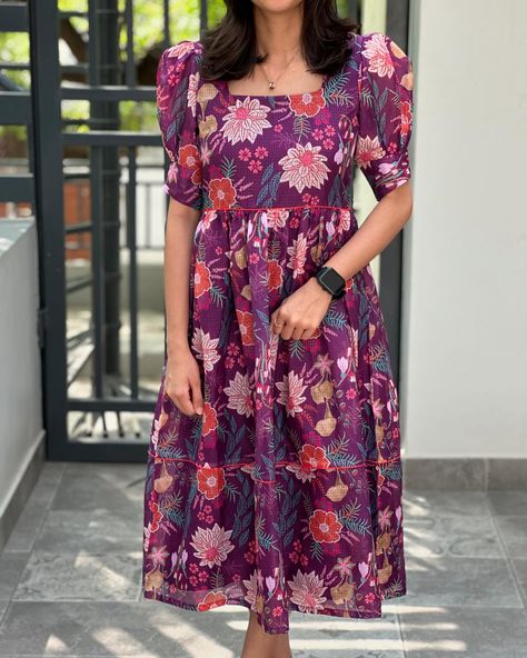 Short Kurta Designs Women, Kurti Models, Simple Long Dress, Churidar Neck, Churidar Neck Designs, Frock Fashion, Sleeve Model, Kurta Neck Design, Long Dress Design