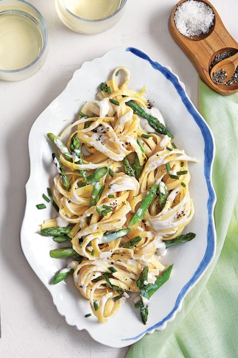 Fettuccine Alfredo with Asparagus Alfredo With Asparagus, Fall Pasta Dishes, Summer Pasta Recipes, Fall Pasta, Spring Pasta, Cooking Light Recipes, Farmers Market Recipes, Vegetarian Pasta Recipes, Italian Pasta Recipes