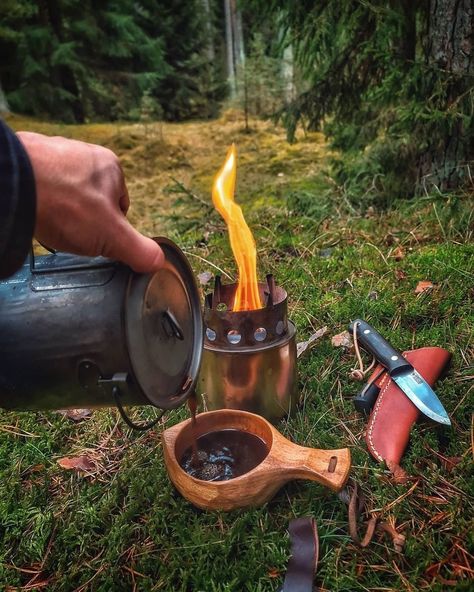 Fall Camping Outfits, Bushcraft Cooking, Camping Cooking Gear, Aesthetic Camping, Camping Images, Bushcraft Shelter, Tent Camping Hacks, Shadow Illustration, Camping Snacks