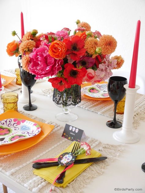 Day of The Dead Dinner Party Ideas - Party Ideas | Party Printables Blog Day Of The Dead Table Setting, Day Of The Dead Dinner, Dia De Los Muertos Party Ideas, Harvest Festival Decorations, Quince Stuff, Day Of The Dead Party, Table Halloween, Halloween Tablescape, Halloween Party Dinner