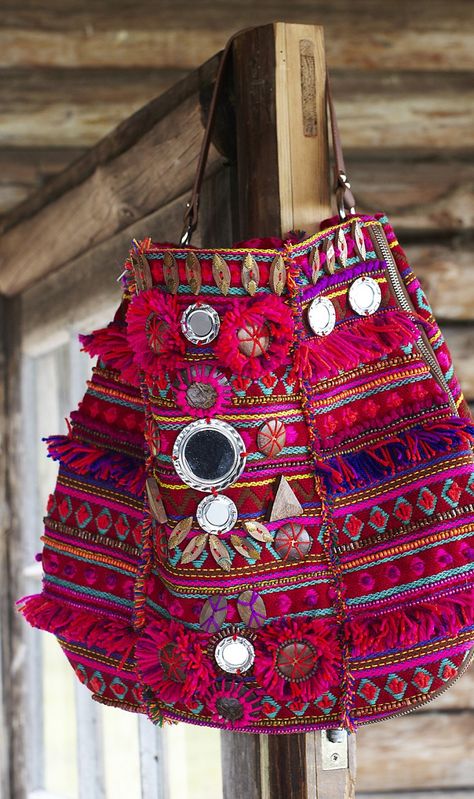 Plumo ethnic bag: Coloured textile bag decorated with wooden beads, mirrors and… Mundo Hippie, Glasses Fashion Women, Mode Hippie, Ethnic Bag, Textile Bag, Estilo Hippie, Hippy Chic, Bohemian Bags, Hippie Bags