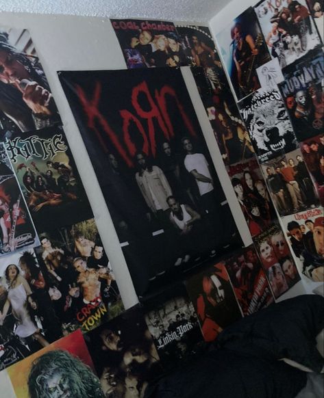 Grunge Room Design, Mallgoth Bedroom, Metal Bedroom Ideas, Emo Decorations, Horror Theme Bedroom, Emo Bathroom, Room Decor Emo, Grunge Bedroom Ideas Punk Rock, Emo Living Room