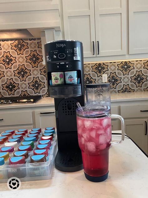 Ninja thirsti machine with a glass of pink flavored water in front of it and many water drop bottles arranged in a tray Ninja Thirsti Drink System, Ninja Thirsti Recipes, Ninja Thirsti Drink Recipes, Drink Flavors, Drinks Healthy, Ninja Kitchen, Flavored Water Recipes, Flavored Sparkling Water, Drinks Machine