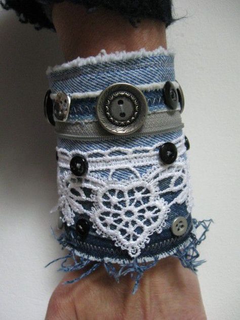 Les bracelets manchettes en jeans recyclé : ze lubie! - poulette au safran Lace Cuff Bracelet, Fabric Cuff Bracelet, Denim Bracelet, Blue Jeans Crafts, Fabric Bracelets, Denim Jewelry, Recycle Jeans, Upcycle Jeans, Denim Crafts