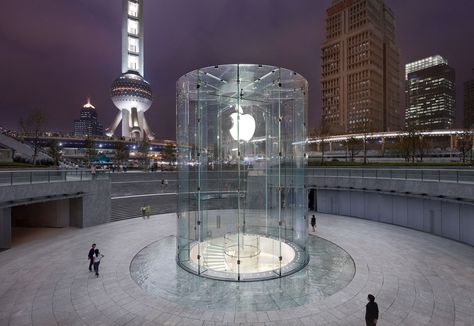 Located in Pudong district  in Shanghai, China, this Apple Store is the first Shanghai store for Apple Inc. Designed by Bohlin Cywinski Jackson Architecture, who also designed the iconic Apple Store Fifth Avenue, NYC, the entrance to the store is marked by a large glass cylinder thirty-two feet high. The glass structure sits in a large urban plaza below a circular sunken court. Once visitors enter the cylindrical entry, they then descend to the store below the plaza on a spiral glass staircase. Apple Store Design, Farnsworth House, Iphones For Sale, Philip Johnson, Kengo Kuma, Design Del Prodotto, Apple Store, Microsoft Windows, Steve Jobs