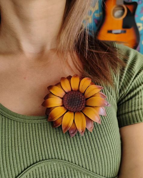 🌻Tooled leather barrette in the shape of sunflower. A lot of work and effort has gone into this handmade sunflower ornament. 🌻We often like to decorate the house with flowers. But you can also decorate yourself with sunflower! You don't need to pick flowers for this, because I offer a sunflower that will never fade, made of natural leather. 🌻This leather sunflower can be used not only as a hair clip, but also as an accessory to your outfit. 💰Price - 40$ 🛫Free WORLDWIDE shipping ➡️ It is ... House With Flowers, Leather Sunflower, Pick Flowers, Handmade Sunflower, Tooled Leather, Leather Tooling, Natural Leather, Hair Clip, The House