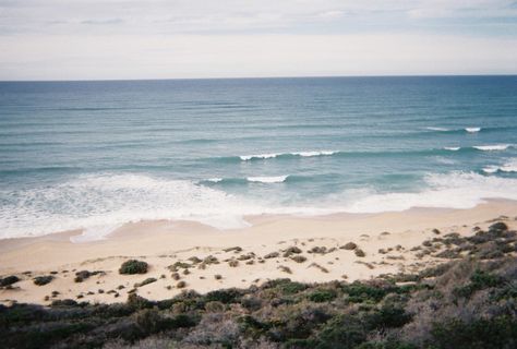 Beach Vintage Photography, Wallpaper Ipad Nature, Aesthetic Beach Landscape, Vintage Film Photography, Beach Film, Film Camera Photography, Dreamy Beach, Sea Wallpaper, Dreamy Photography