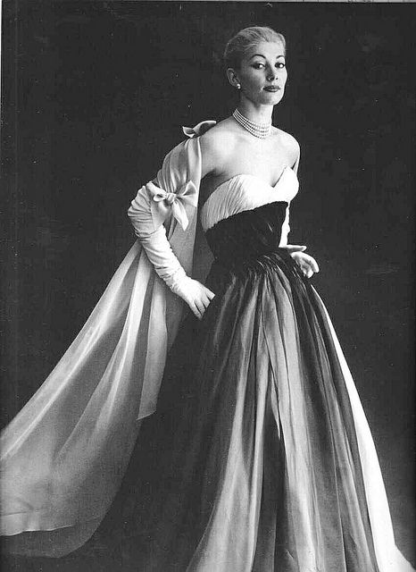 Evening gown and stole by Pierre Balmain, French, 1959. Photo by Willy Maywald. Balmain 1950s, Carroll Baker, Vogue Vintage, Glamour Vintage, Fashion 1950s, Vintage Fashion Photography, French Fashion Designers, Dior Fashion, Vintage Gowns