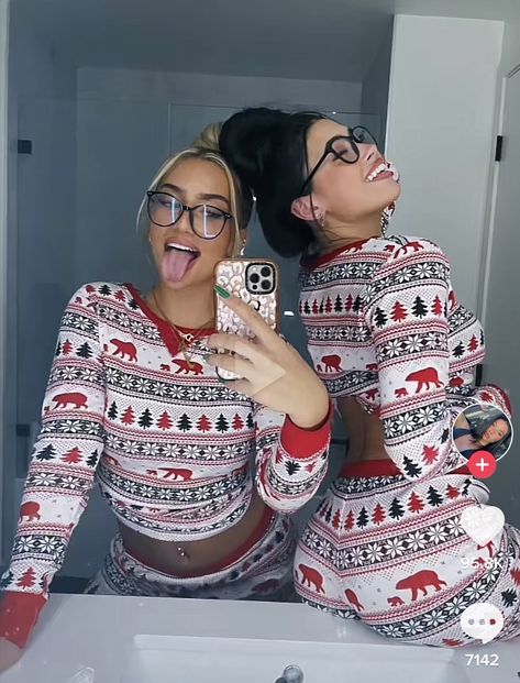 Alexis Braun, Camila Parker, Besties Christmas, Matching Pyjamas, Pajamas Aesthetic, Clothing Wardrobe, Trendy Christmas Outfits, Matching Christmas Pajamas, Pajama Outfits