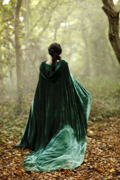 Cloaked princess- Heidi, this is what i want for my wedding!! except shorter, and purple :) haha Homemade Snow Globes, Morgana Le Fay, Velvet Cape, Fantasy Magic, Pretty Princess, Story Inspiration, Dragon Age, Enchanted Forest, Green Velvet