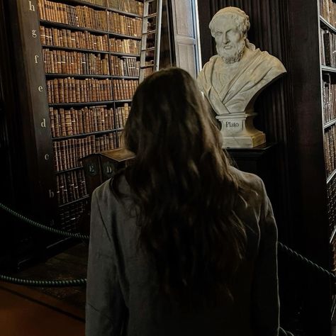 Moody Academia Aesthetic, Summer Dark Academia Aesthetic, Library Aesthetic Dark Academia, Poetry Orange, Dark Academia Aesthetic Girls, Academia Aesthetic Girl, Dark Academia Girls, Libraries Aesthetic, Girl In Library