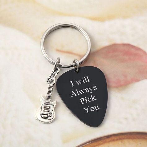 Guitar pick custom keychain Creative Gift Ideas For Girlfriend, Adina Core, Guitar Picks Aesthetic, Pick For Guitar, Guitar Picks Crafts, Guitar Pick Keychain Diy, Pick Guitar, Gutair Pick Necklace, Engraved Guitar Pick