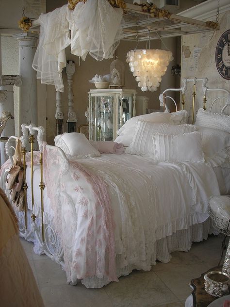 Vintage Shabby Pink! Shabby Bedroom, Styl Shabby Chic, Chabby Chic, Decoration Shabby, Shabby Chic Bedding, Princess Room, Shabby Chic Bathroom, Cottage Bedroom, Shabby Chic Bedroom