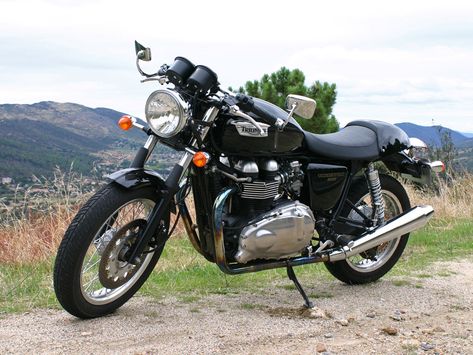 motorcycle from tres metros sobre el cielo Triumph Thruxton 900, Thruxton 900, Vespa Vintage Italy, Aesthetic Bike, Triumph Motorbikes, Triumph Cafe Racer, Retro Helmet, Triumph Bikes, Triumph Thruxton