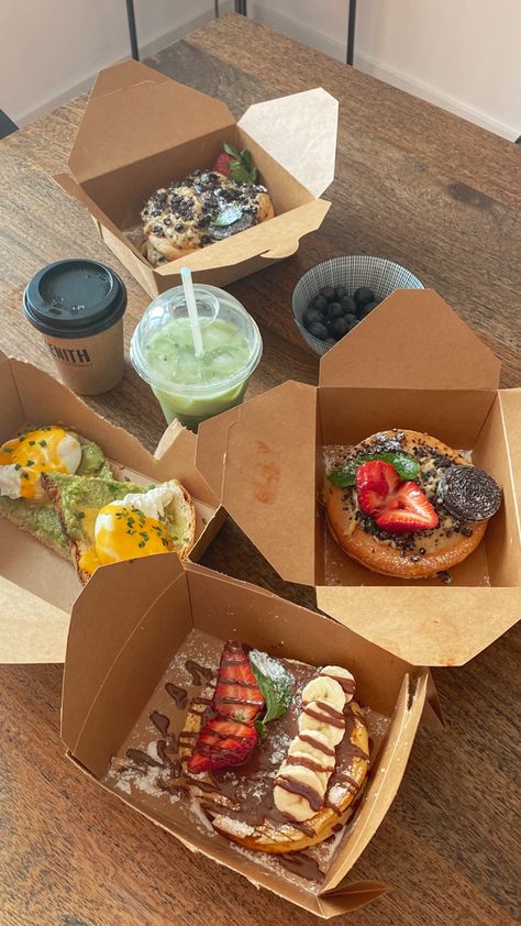 Breakfast Package Ideas, Healthy Takeaway, Breakfast Delivery, Food Delivery Packaging, Mojito Strawberry, Coffee Food Truck, Morning Brunch, Vegan Donuts, Brunch Food