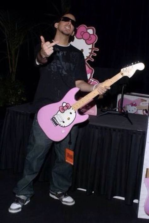 He's such a bad boy... Linkin Park Pfp, Hello Kitty Music, Hello Kitty Guitar, Squier Guitars, Hello Kitty Games, Linking Park, Mood Meme, Rock Argentino, Linkin Park Chester