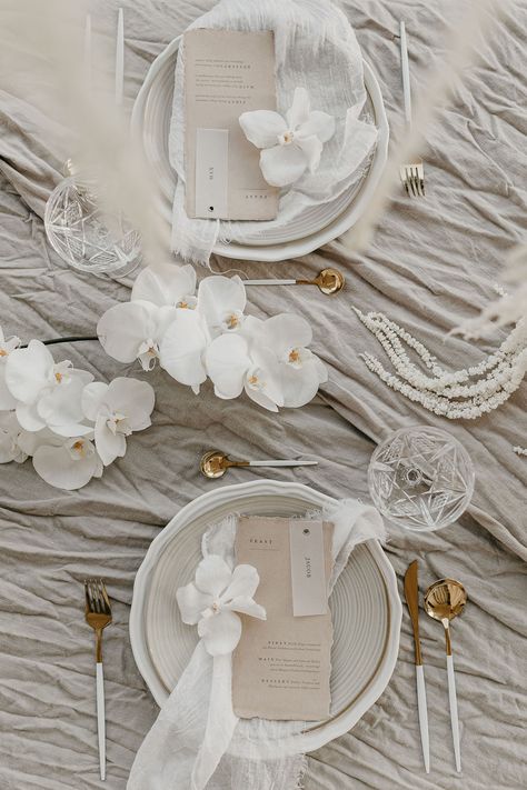 Modern White Wedding, Tafel Decor, Modern Wedding Decor, All White Wedding, Neutral Wedding, Wedding Table Settings, Wedding Tablescapes, The Ruins, Wedding Vibes