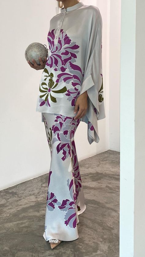 Easily dress up or dress down as this piece is specially crafted with versatility and sophistication in mind.🤍 Poppy Hani set available… | Instagram Raya Outfit, Fashion Batik, Design Abaya, Co Ords Outfits, Cover Quotes, Traditional Dresses Designs, Diy Tops, Pakistani Dresses Casual, Coord Set