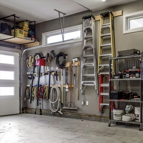 11 Wow-Worthy Garage Organization Ideas - Decoholic Rinnovo Garage, Garage Organization Cheap, Garage Storage Inspiration, Garage Organization Ideas, Garage Design Interior, Garage Organization Tips, Garage Organisation, Garage Diy, Storage Shed Organization