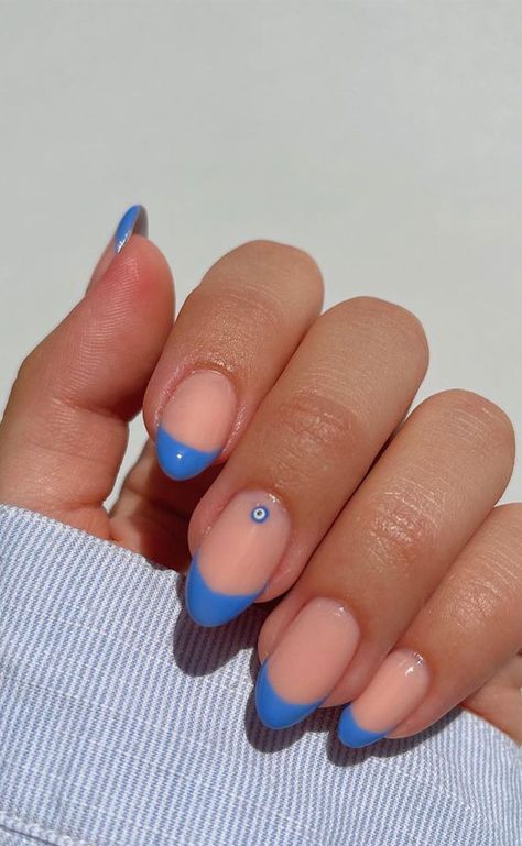 Light Blue Hailey Bieber Nails, Gradient Blue French Tip Nails, Sky Blue Nails French Tip 1.5, Sky Blue French Tip 1.5, Hailey Bieber Blue Eyeliner, Tropical Vacation Nails, White Chrome Nails, Blue French Tips, Sky Nails