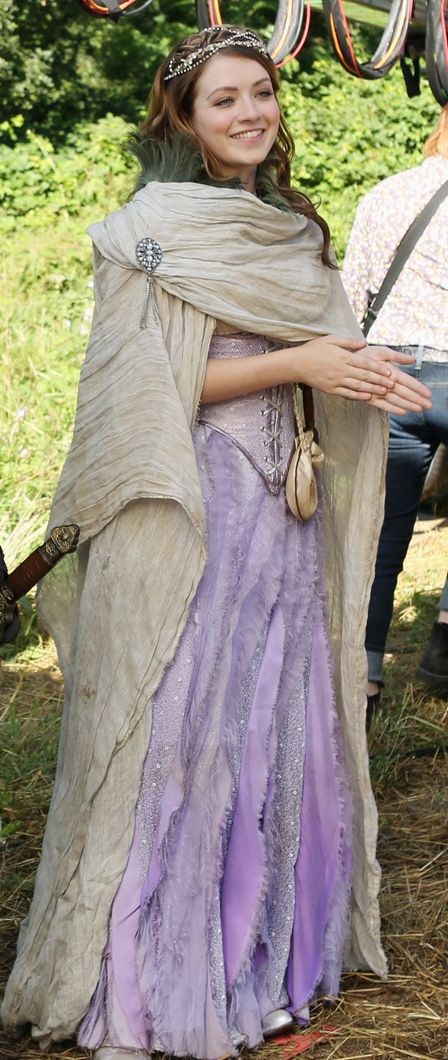 Aurora on Once Upon a Time. My favorite princess. I feel like I need a board for all my favorite fiction and non fiction females. Aurora Costume, Sarah Bolger, Aurora Dress, Fairytale Fashion, Medieval Costume, Princess Aurora, Medieval Dress, Fantasy Costumes, True Blood