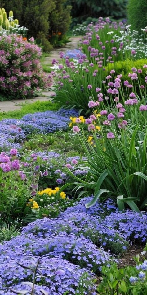 Unique Landscaping, Front Garden Landscape, Garden Flower Beds, Gardening Landscaping, Flower Bed Ideas, Cottage Garden Design, Flowers Arrangements, Garden Art Projects, Garden Oasis