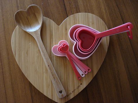 Heart-shaped utensils Heart Kitchen, Fancy Kitchens, Colorful Apartment, Baking Utensils, Cooking Supplies, House Supplies, Pink Kitchen, Cute Kitchen, Baking Supplies