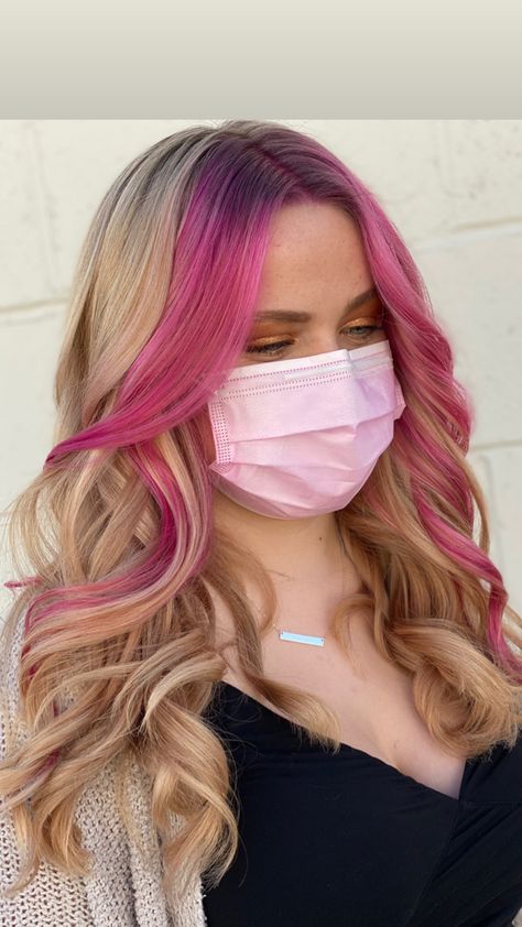 Blonde hair with Hit Pink Pink Money Peice Blonde Hair, Blonde Hair With Pink Front Pieces, Blonde Hair Pink Money Piece, Blonde With Pink Money Piece, Pink Money Piece Hair Blonde, Hair Streaks Blonde, Dirty Blonde Hair With Highlights, Blone Hair, Look 2023