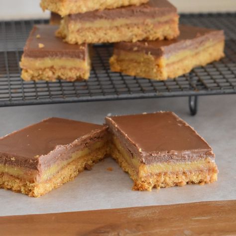 Caramel Slice Caramel Slice Recipe, Chocolate Caramel Slice, Caramel Shortbread, Baked Caramel, Slice Recipe, Toffee Recipe, Caramel Slice, Buttery Biscuits, Slices Recipes