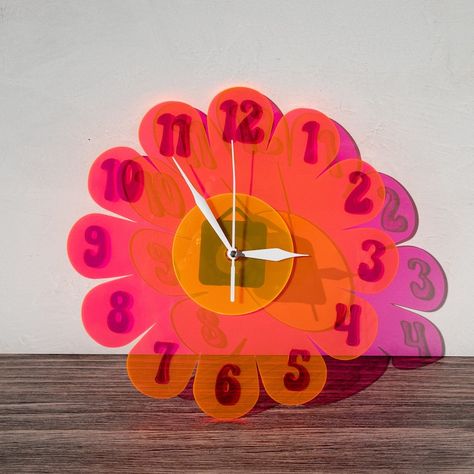 Retro Vintage 1970s Inspired Daisy Wall Clock Funky Wall - Etsy Funky Retro Furniture, Retro Aesthetic Room Ideas, Fun Wall Decor Ideas, Themed Decor, Wall Decor Funky, Office Decor Colorful, Retro Clocks, Cool Wall Clock, Retro Decorating Ideas